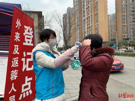 ▲爱有戏一线社工协助小区为居民测体温 图片来源：爱有戏