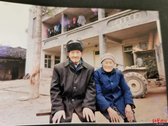 ↑李開國老人和妻子的合影