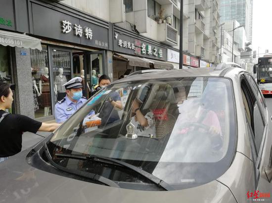 ↑交警整治不系安全带。