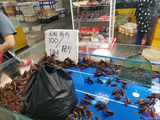 　　↑市场推出特价小龙虾