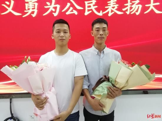 胡云川（右）、张吉星（左）获“见义勇为公民”称号