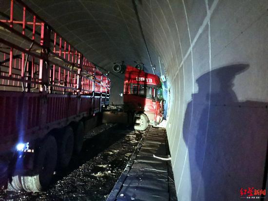 货车车头撞向了隧道的石壁