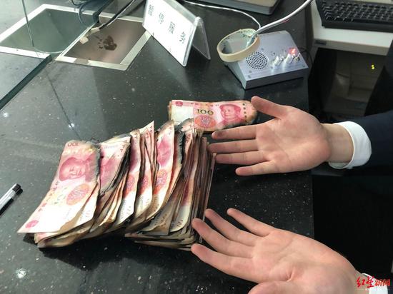 ↑银行为李大爷“抢救”被烧纸币。