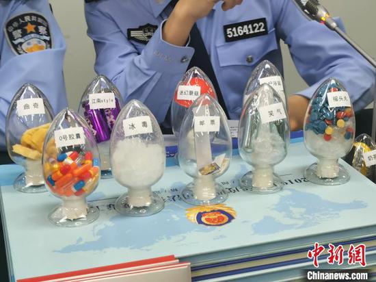 直播現場陳列的仿真毒品模型。 起鈺婷 攝