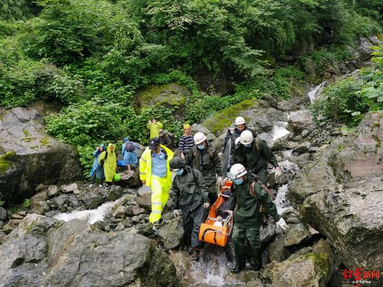 ↑将被困游客救援下山