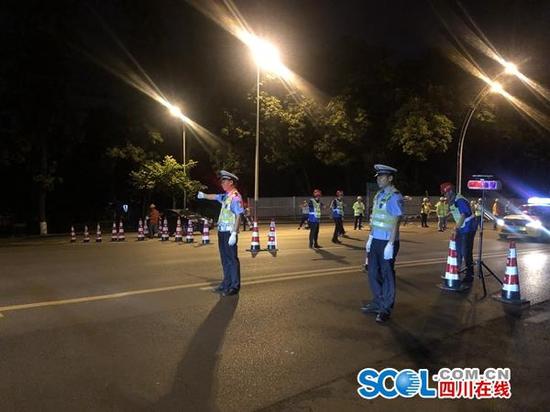 7月2日凌晨,在現場交警的分流下,橋上車流逐漸減少。陳向前 攝