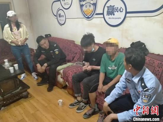 圖為兩年輕小伙被民警安全帶回。云南省公安廳供圖