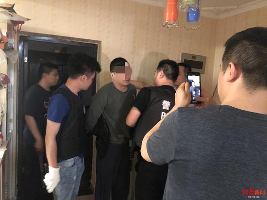 ↑劉某被抓獲。