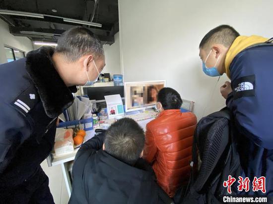 執法人員對幺妹直播勘驗取證畫面。 全國“掃黃打非”辦公室供圖