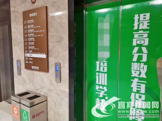 電梯門上也成了廣告載體。(記者 何東 攝)