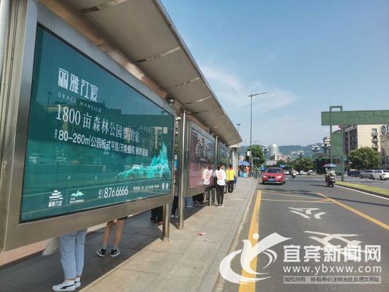 公交車站臺處的廣告。(記者 何東 攝)