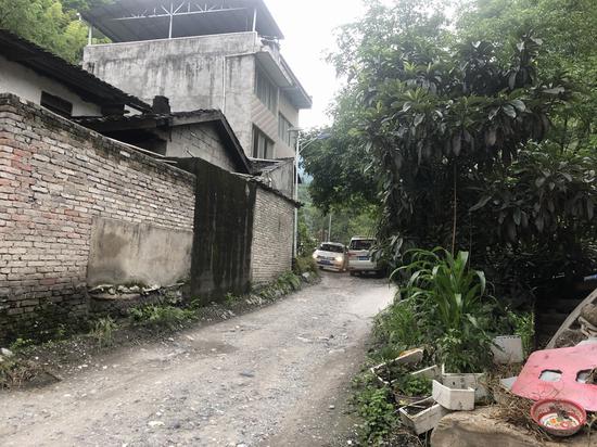 通往景區(qū)的必經(jīng)之路很窄,錯(cuò)車(chē)相當(dāng)困難。