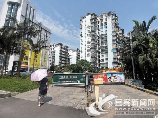 小區(qū)的入口車閘廣告。(記者 何東 攝)