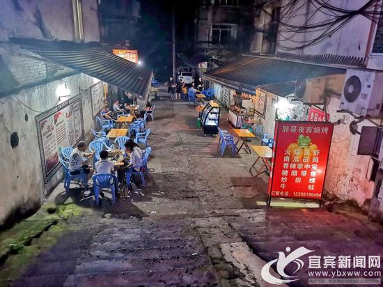 南岸长江大道西段一小巷里有多家宵夜店，旁边全是居民区。记者 何东 摄