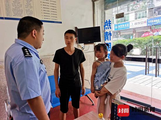 民警對粗心的父母進行批評教育