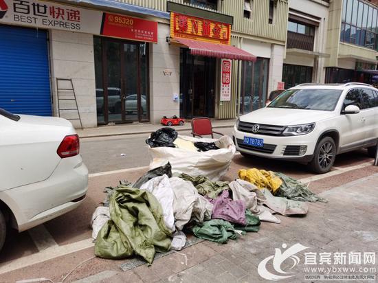 雜物“搶占”停車(chē)位。(宜賓新聞網(wǎng) 曾理 攝)