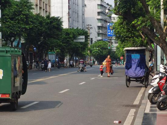 家长这样“言传身教”不文明行为,要不得。(宜宾新闻网 曾理 摄)