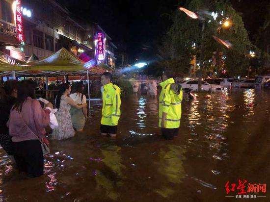 　↑兴文县光明新城道路积水