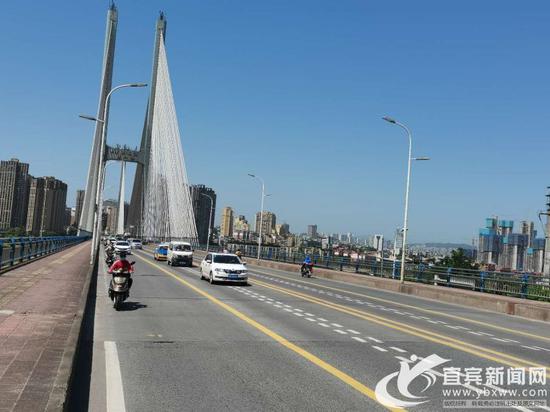 太陽下的長江大橋(宜賓新聞網 楊萬洪 攝)