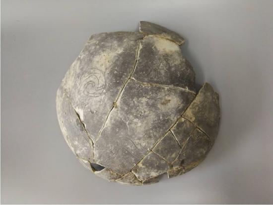 3200年前的陶盘底部刻下了龙凤纹