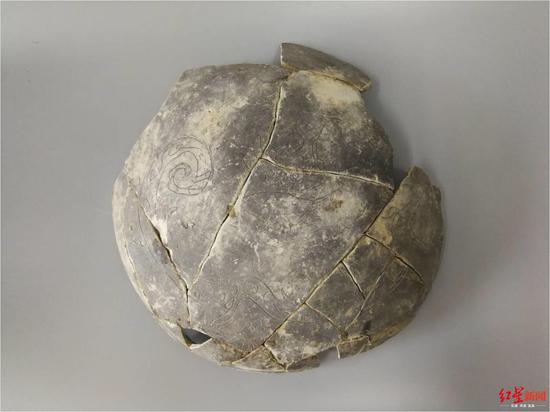 三星堆周邊聯合遺址出土的龍鳳紋盤