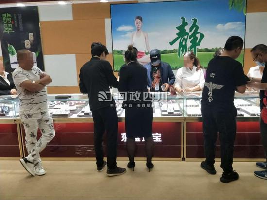 左邊白衣男子為“李坤”(網友供圖)