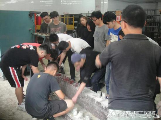 建筑学院组织学生进行“地质滑坡体支护结构模型”现场教学