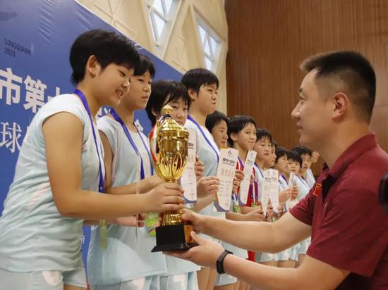 成都体育局青少年体育处范霁主任为川大附中新城分校女排颁奖