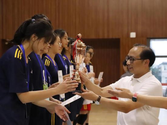古和平校长受邀为女子乙组第三名颁奖