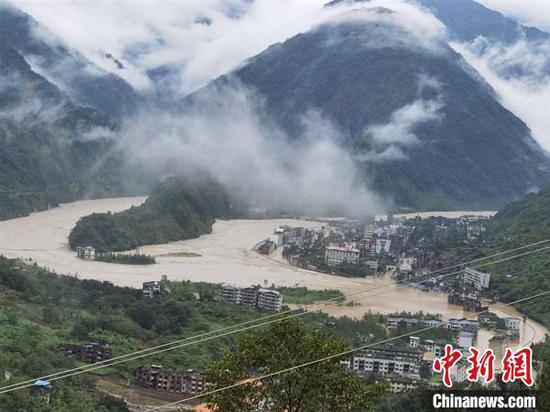 　受暴雨袭击的北川老县城地震遗址。　付勇 摄