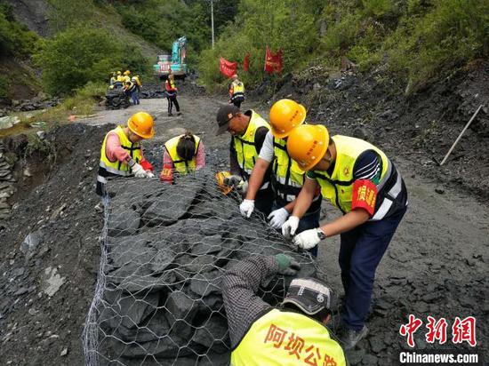 四川省阿坝州交通运输管理部门抢通道路。四川省交通运输厅供图