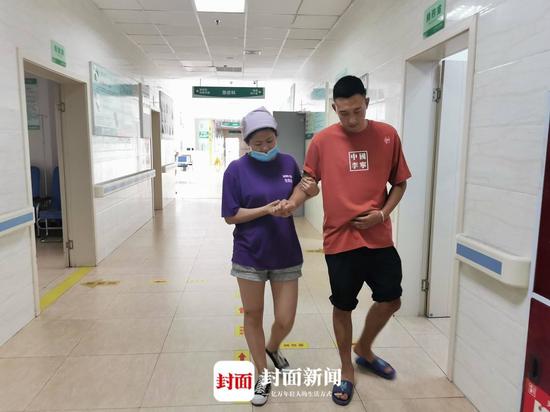 程琳云的妻子攙扶著他,準備做傷勢復檢