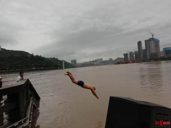 八年来最大洪峰过境，宜宾市民冒险泳游 图据网友