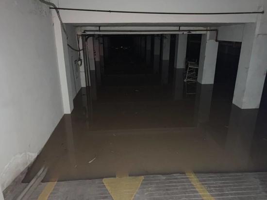 江陽區金地小區停車場已經全部被淹沒。魏馮攝