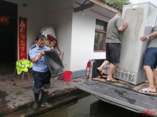 民警帮村民搬家