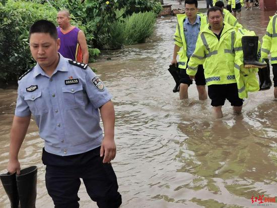 民警抗洪抢险