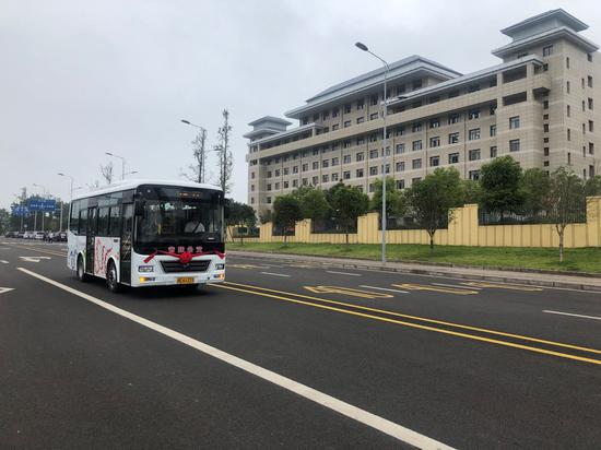上午11點,首輛川渝省際公交駛出重慶永川區朱沱鎮。陳向前攝。