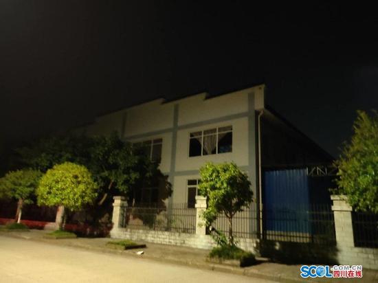 凌晨1時30分,瀘州恒茂制蓋有限公司外,仍然能聞到輕微燒焦的味道,廠區內有人在巡邏,不允許任何人進入。川報瀘州全媒體中心拍攝
