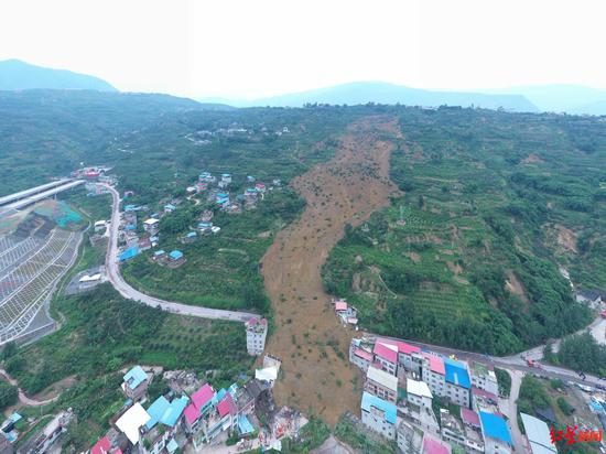 ↑汉源地灾滑坡现场。冉闯 摄