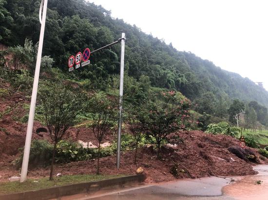 北外环山体滑坡现场。彭艳霞摄