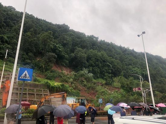 北外环山体滑坡现场。彭艳霞摄