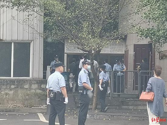 ↑下午的審理即將開(kāi)始時(shí)法庭外的畫(huà)面
