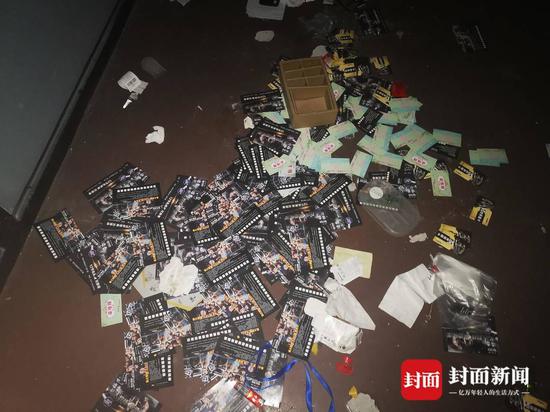 地上散落著的宣傳單