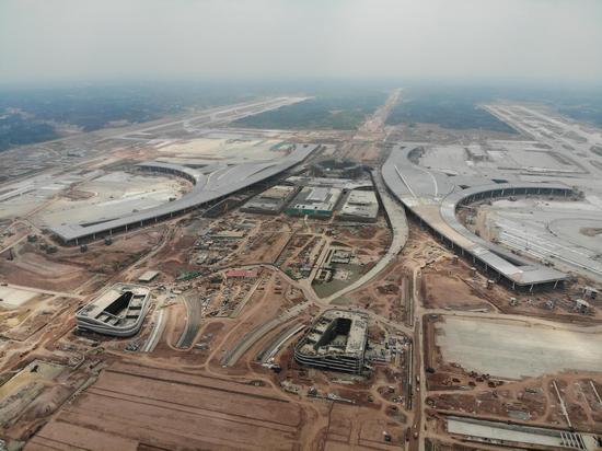 ▲随着2021年天府国际机场的开通运营,成都将迎来双机场。图为2020年6月,无人机航拍的成都天府国际机场建设现场 图据ICphoto