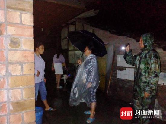 吳淑蘭(打傘者)親自勸說村民立即轉(zhuǎn)移