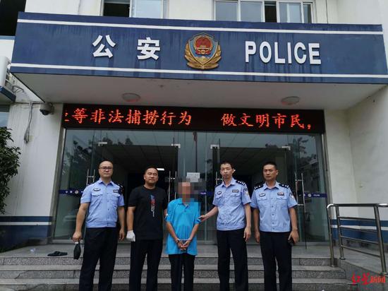確認肖某德身份后,民警將其移交給邛崍監獄