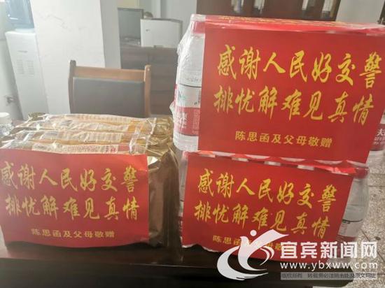 送上慰問(wèn)品。(交警支隊(duì)供圖)