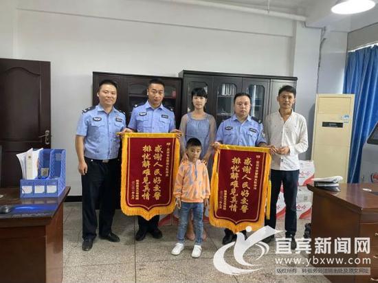 送上錦旗。(宜賓市交警支隊(duì)供圖)