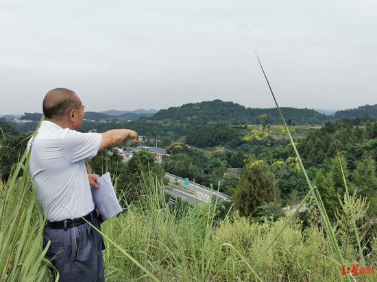 　　↑谢大爷在原道路挖断处介绍情况