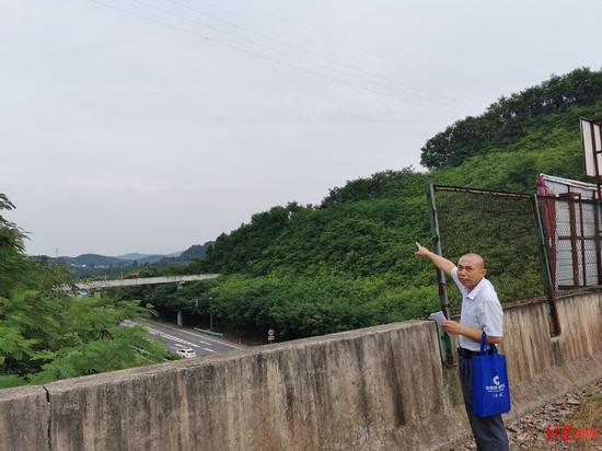 　↑谢大爷介绍还建道路情况